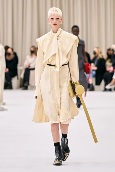 Look 16